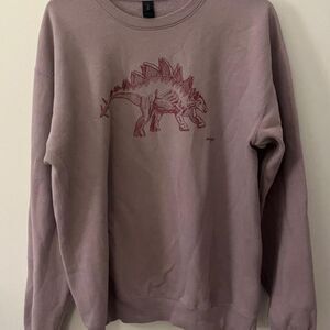 Gildan Stegosaurus Dinosaur Graphic Crewneck Sweatshirt Womens M Mauve Pink Dino